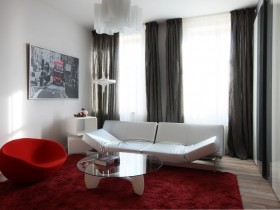 Интерьер гостиной с белым диваном и стеклянным столиком
