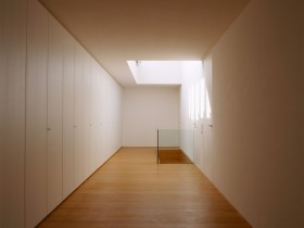 Второй этаж коттеджа с деревянным полом и белыми стенами