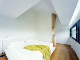 Светлая спальня с необычным потолком