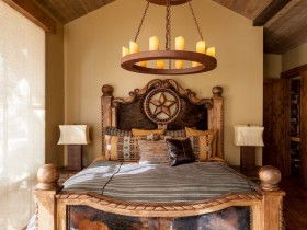 Спальня в романском стиле со скошенным потолком