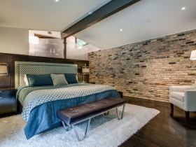 Современная спальня в стиле лофт со скошенным потолком