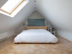 Маленькая светлая спальня со скошенным потолком