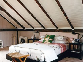 Спальня со скошенным потолком в средиземноморском стиле