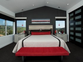 Проект яркой современной спальни со скошенным потолком