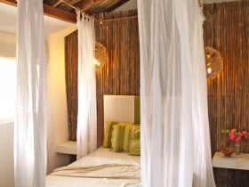 Спальня с плетенным скошенным потолком