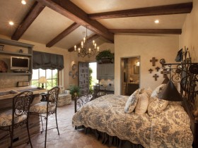 Спальня в романском стиле со скошенным потолком