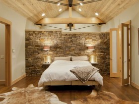 Спальня в стиле сафари со скошенным потолком из дерева