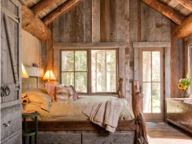Деревянная спальня со скошенным потолком
