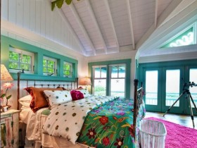 Спальня в стиле китч со скошенным потолком
