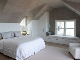 Светлая спальня в стиле минимализм со скошенным потолком