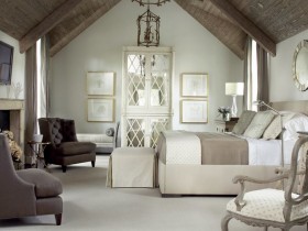 Красивая классическая спальня с деревянным скошенным потолком темного цвета