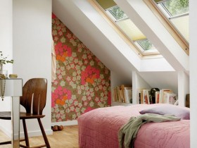 Детская комната для девочки со скошенным потолком