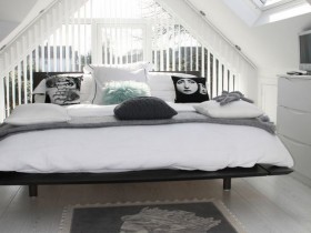 Белая спальня со скошенным потолком