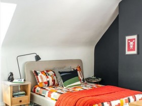 Яркая комната для подростка со скошенным потолком