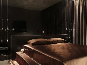 Черная спальня с коричневой кроватью