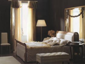 Интерьер черной спальни с зеркалом и белой мебелью