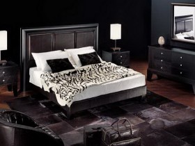 Черная спальня с белым постельным