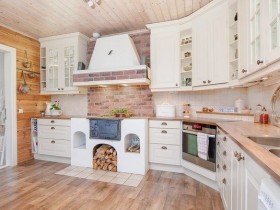 Кухня в скандинавском стиле с деревянной отделкой стен, потолка и пола