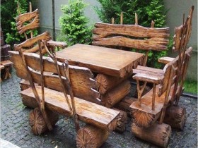 Самодельные столик и стулья из дерева
