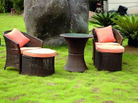 Современные столик и стулья в саду из плетени