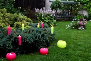 The use of outdoor candles and decorative lanterns in the garden