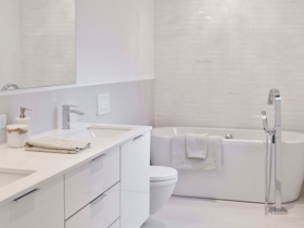 Світла ванна кімната в стилі модернізм