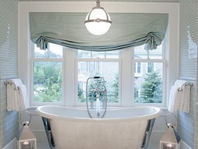 Светлая ванная комната с большими окнами
