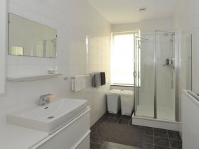 Небольшая светлая ванная комната