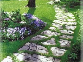 Combined garden path: grass with natural stone