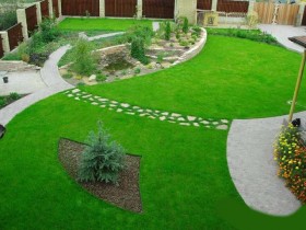 Комбінована садова доріжка: трава з природним каменем