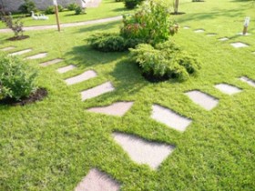 Комбінована садова доріжка: трава з природним каменем
