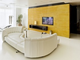 Необычная форма белого дивана в гостиной