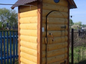 Деревянный туалет на даче
