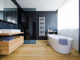 Дерев'яна підлога в ванній кімнаті