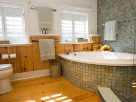 Ванна кімната з дерев'яною обробкою