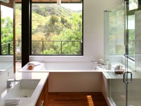 Ванная комната с большими окнами