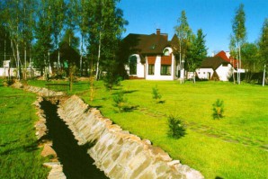 The creation of a drainage (drainage ) the ditch on the dacha