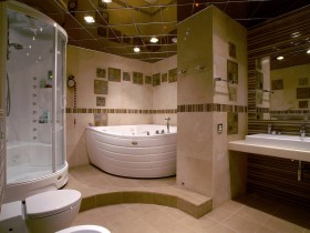 Интерьер большой ванной комнаты в темных тонах