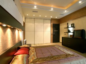 Современный дизайн спальни со скрытой потолочной подсветкой