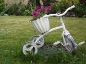 Детский велосипед в качестве горшка для цветов