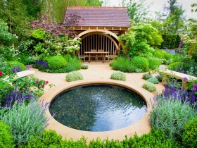 Стильный дизайн садового водоема