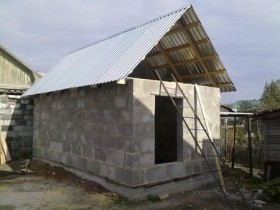Создание крыши бани из шлакоблока