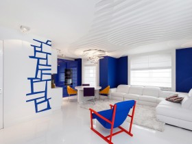 Совмещенная гостиная в сине-белых тонах
