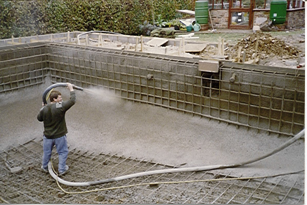 Армирование чаши и набрызг бетонного раствора (как вариант)