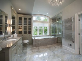 Роскошный дизайн большой ванной комнаты