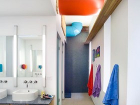 Большая ванная комната с яркими деталями