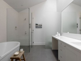 Большая ванная комната с элементами минимализма