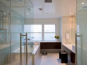 Большая ванная комната в современном стиле