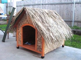 Плетеная будка для собаки с соломенной крышей