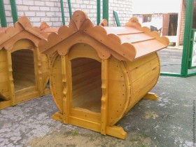 Деревянная будка для собаки из бочки